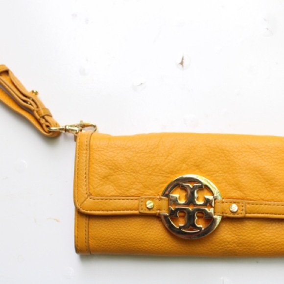 Tory Burch Amanda wristlet - Picture 16 of 16